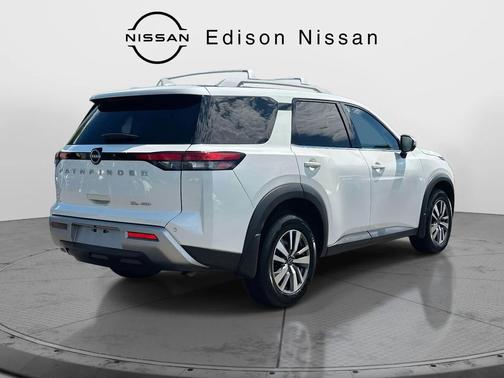 2022 Nissan Pathfinder SL 4WD