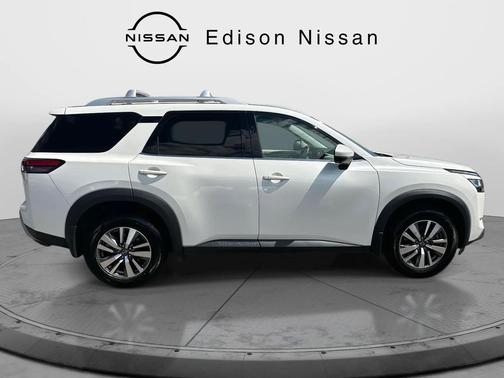 2022 Nissan Pathfinder SL 4WD