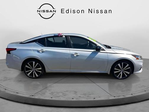 2022 Nissan Altima SR FWD
