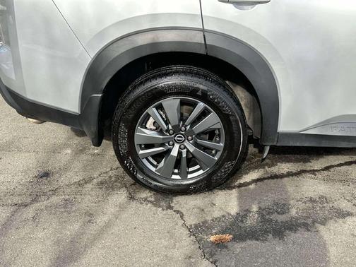 2023 Nissan Pathfinder SL 4WD