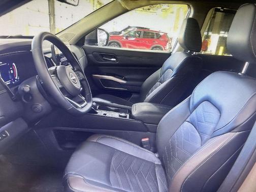 2025 Nissan Pathfinder Platinum 4WD