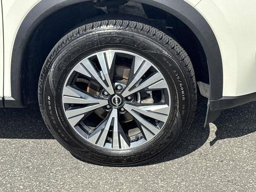 Pearl White Tricoat 2023 Nissan Rogue SV