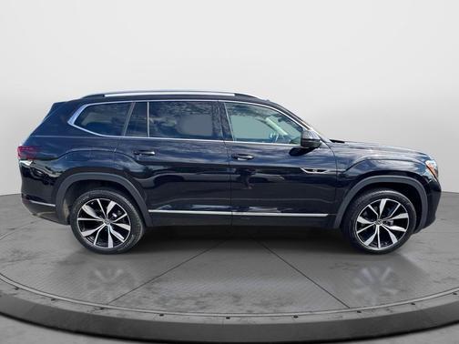 Deep Black Pearl 2024 Volkswagen Atlas 2.0T SEL Premium R-Line 4MOTION