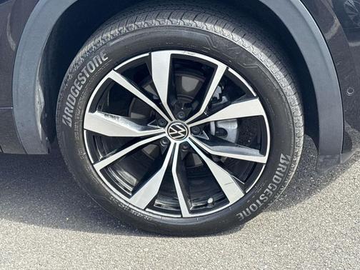 Deep Black Pearl 2024 Volkswagen Atlas 2.0T SEL Premium R-Line 4MOTION