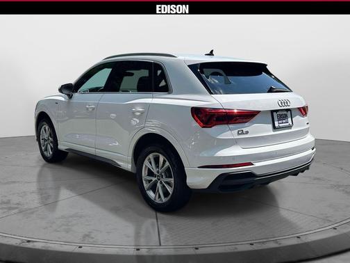 Progressive Red Metallic 2025 Audi Q3 Premium 45 TFSI S line quattro Tiptronic