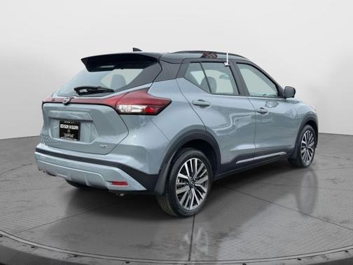 Gray/Super Black 2023 Nissan Kicks SR