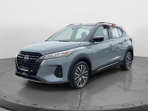 Gray/Super Black 2023 Nissan Kicks SR