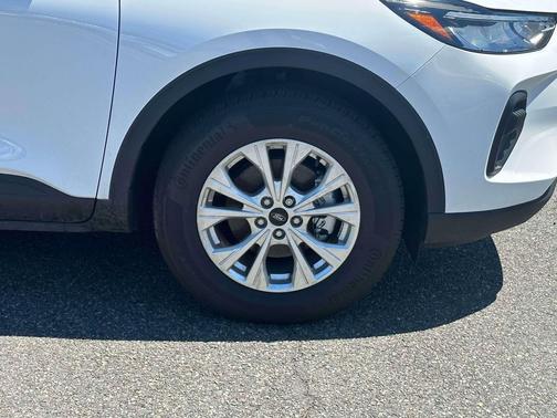 Oxford White 2023 Ford Escape Active