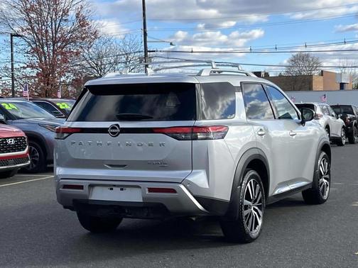 2024 Nissan Pathfinder Platinum 4WD