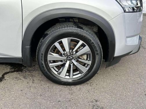 2023 Nissan Pathfinder SL 4WD