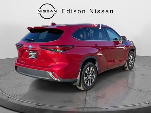 2022 Toyota Highlander Hybrid XLE