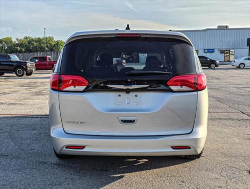 2022 Chrysler Voyager LX