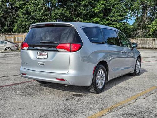 2022 Chrysler Voyager LX