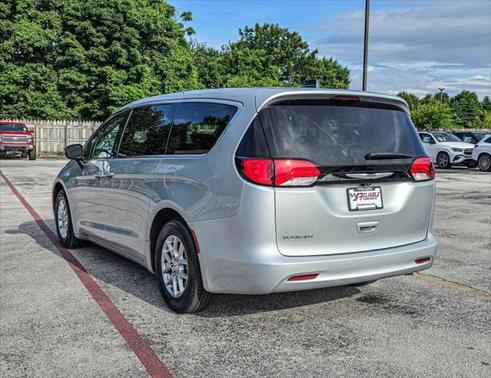 2022 Chrysler Voyager LX