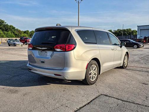 2022 Chrysler Voyager LX