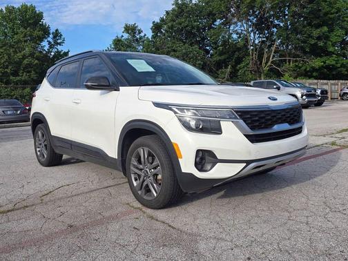 Clear White/Black Roof 2021 Kia Seltos S