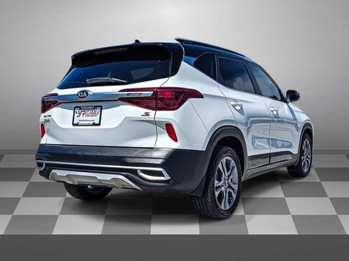 Clear White/Black Roof 2021 Kia Seltos S