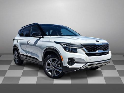 Clear White/Black Roof 2021 Kia Seltos S