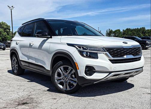 Clear White/Black Roof 2021 Kia Seltos S