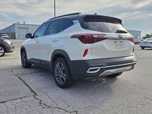 Clear White/Black Roof 2021 Kia Seltos S