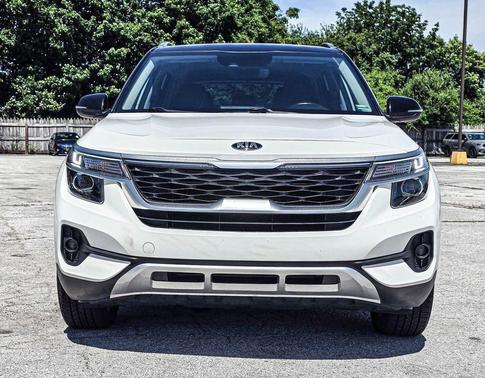 Clear White/Black Roof 2021 Kia Seltos S
