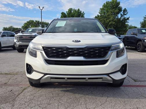 Clear White/Black Roof 2021 Kia Seltos S