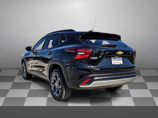 Mosaic Black Metallic 2025 Chevrolet Trax LT