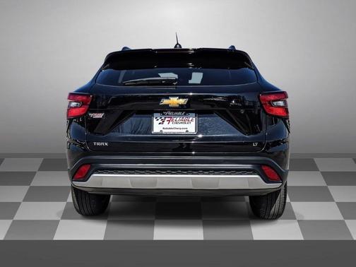 Mosaic Black Metallic 2025 Chevrolet Trax LT