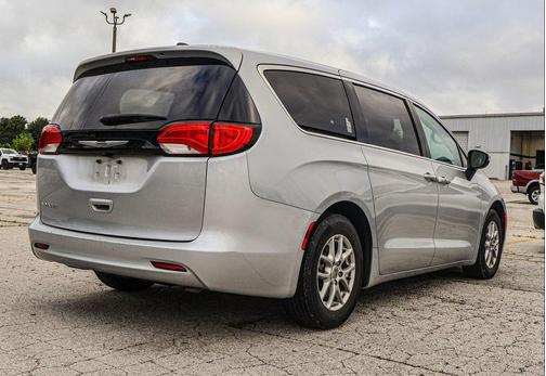 Silver Mist Clearcoat 2023 Chrysler Voyager LX