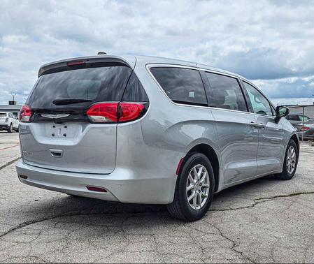 Silver Mist Clearcoat 2023 Chrysler Voyager LX
