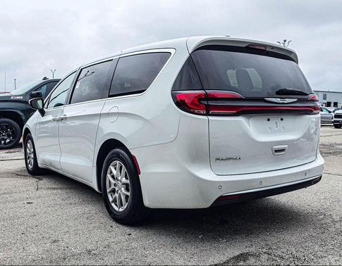 Bright White Clearcoat 2023 Chrysler Pacifica Touring L