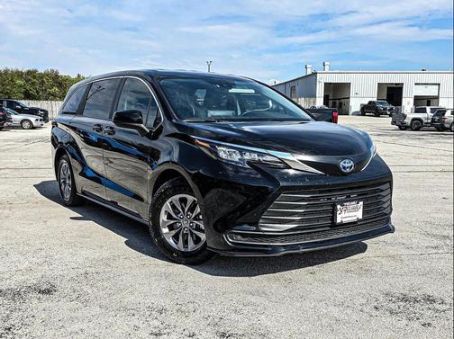 2024 Toyota Sienna LE
