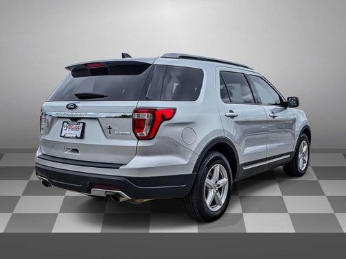 Ingot Silver Metallic 2018 Ford Explorer XLT