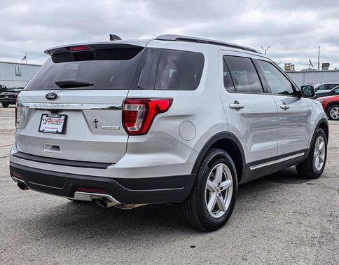 Ingot Silver Metallic 2018 Ford Explorer XLT