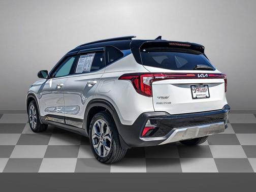 Clear White/Black Roof 2024 Kia Seltos S