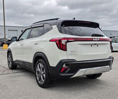 Clear White/Black Roof 2024 Kia Seltos S