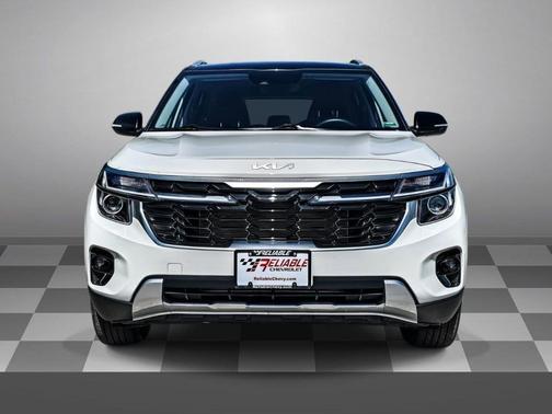 Clear White/Black Roof 2024 Kia Seltos S