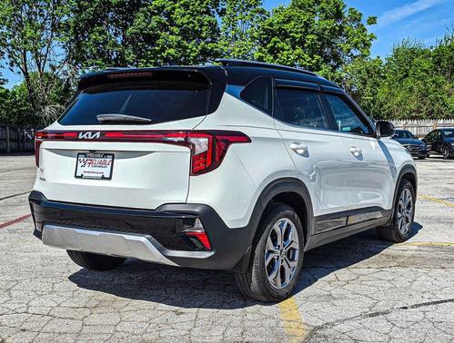 Clear White/Black Roof 2024 Kia Seltos S