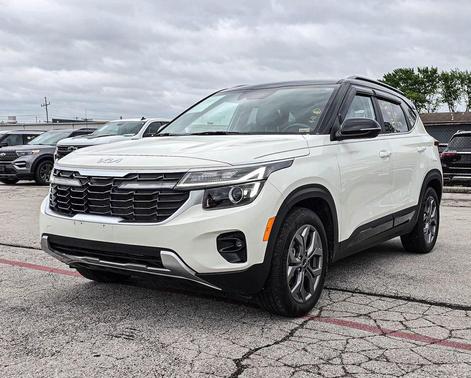 Clear White/Black Roof 2024 Kia Seltos S