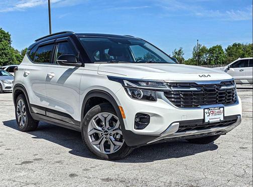 Clear White/Black Roof 2024 Kia Seltos S