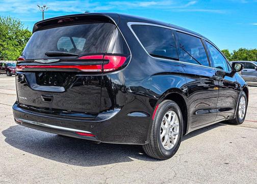 Brilliant Black Crystal Pearlcoat 2023 Chrysler Pacifica Touring L