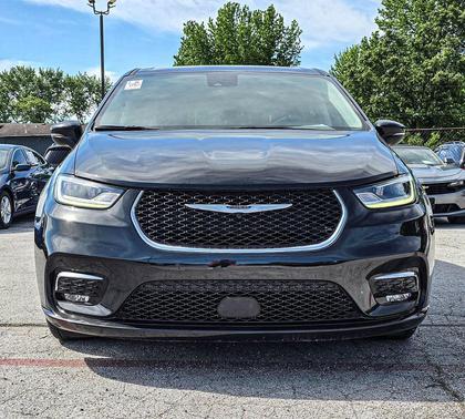 Brilliant Black Crystal Pearlcoat 2023 Chrysler Pacifica Touring L