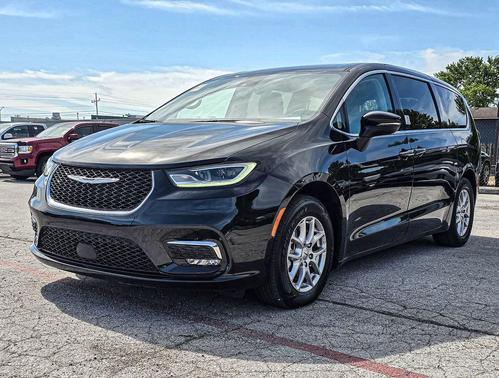 Brilliant Black Crystal Pearlcoat 2023 Chrysler Pacifica Touring L