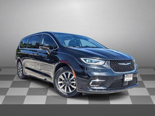 Brilliant Black Crystal Pearlcoat 2023 Chrysler Pacifica Hybrid Touring L