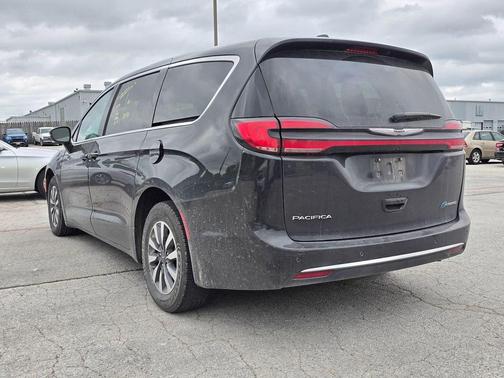 Brilliant Black Crystal Pearlcoat 2023 Chrysler Pacifica Hybrid Touring L