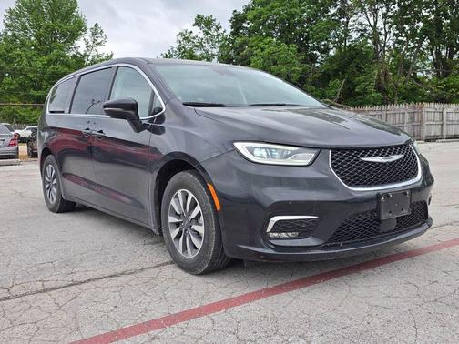 Brilliant Black Crystal Pearlcoat 2023 Chrysler Pacifica Hybrid Touring L