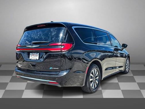 Brilliant Black Crystal Pearlcoat 2023 Chrysler Pacifica Hybrid Touring L