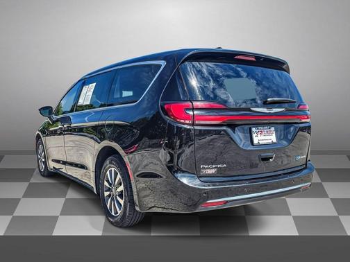 Brilliant Black Crystal Pearlcoat 2023 Chrysler Pacifica Hybrid Touring L
