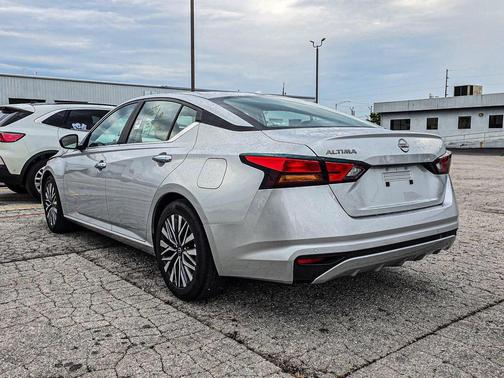 Brilliant Silver Metallic 2025 Nissan Altima SV FWD