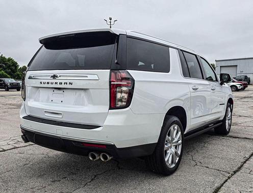 Summit White 2022 Chevrolet Suburban 4WD High Country